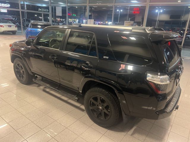 Toyota 4Runner Vehicle Full-screen Gallery Image 12