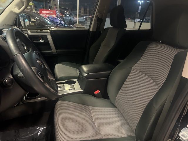 Toyota 4Runner Vehicle Full-screen Gallery Image 18