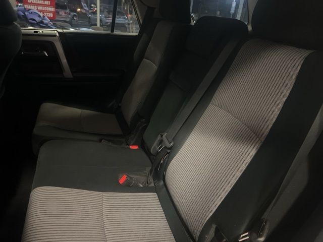 Toyota 4Runner Vehicle Full-screen Gallery Image 19