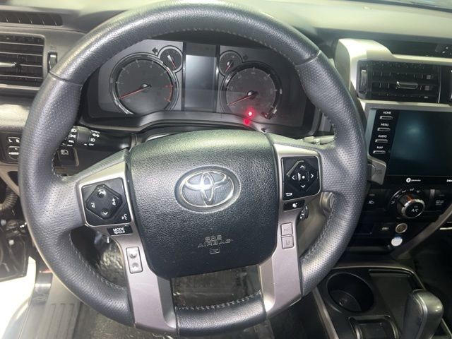 Toyota 4Runner Vehicle Full-screen Gallery Image 24