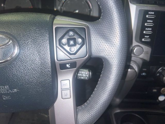 Toyota 4Runner Vehicle Full-screen Gallery Image 26