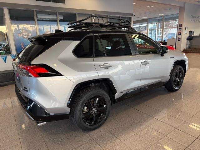 Toyota RAV4 Hybrid Vehicle Full-screen Gallery Image 03