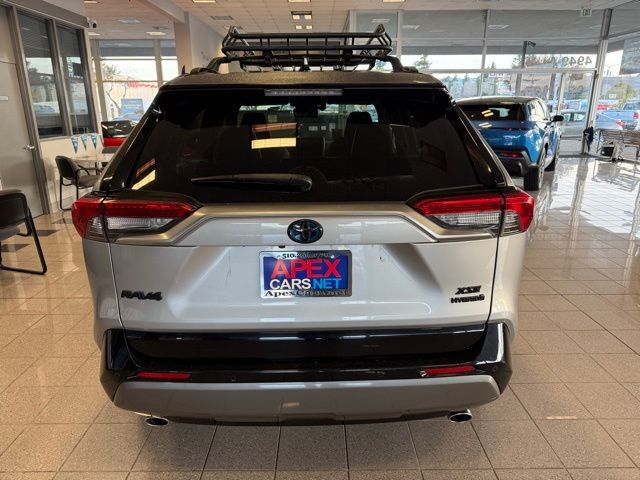 Toyota RAV4 Hybrid Vehicle Full-screen Gallery Image 04