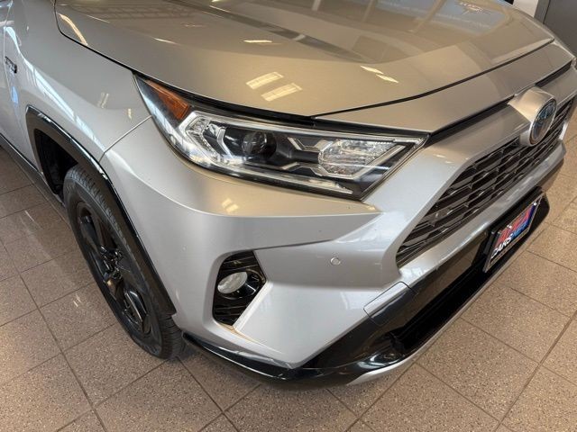 Toyota RAV4 Hybrid Vehicle Full-screen Gallery Image 08