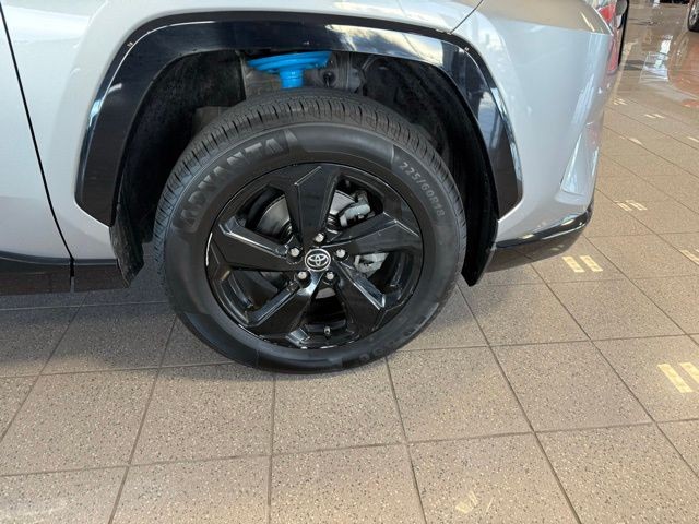 Toyota RAV4 Hybrid Vehicle Full-screen Gallery Image 10