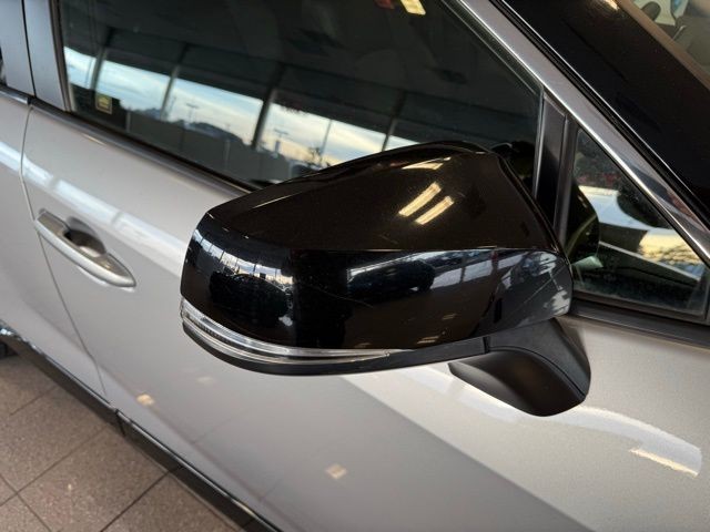 Toyota RAV4 Hybrid Vehicle Full-screen Gallery Image 11