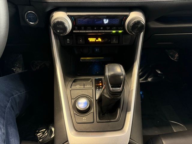 Toyota RAV4 Hybrid Vehicle Full-screen Gallery Image 16