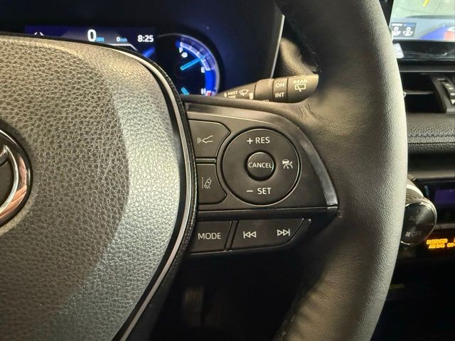 Toyota RAV4 Hybrid Vehicle Full-screen Gallery Image 17