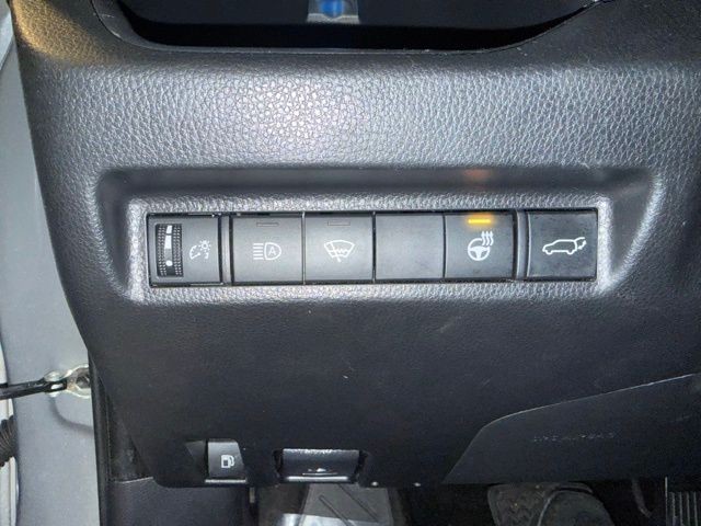 Toyota RAV4 Hybrid Vehicle Full-screen Gallery Image 19