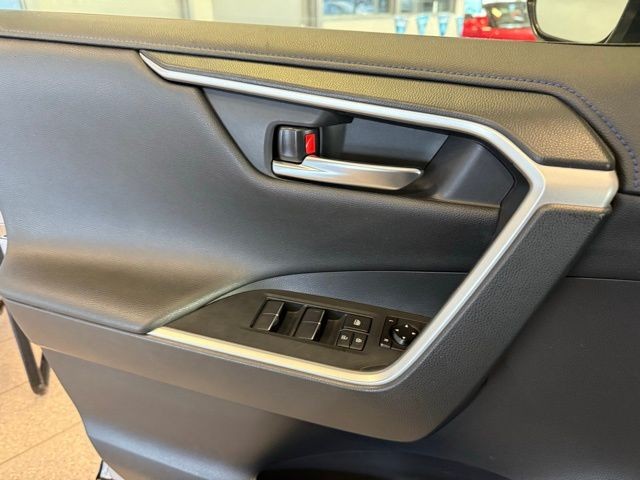 Toyota RAV4 Hybrid Vehicle Full-screen Gallery Image 20