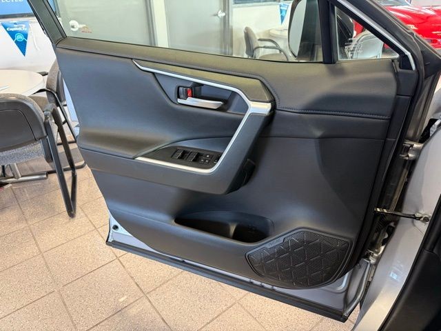 Toyota RAV4 Hybrid Vehicle Full-screen Gallery Image 21