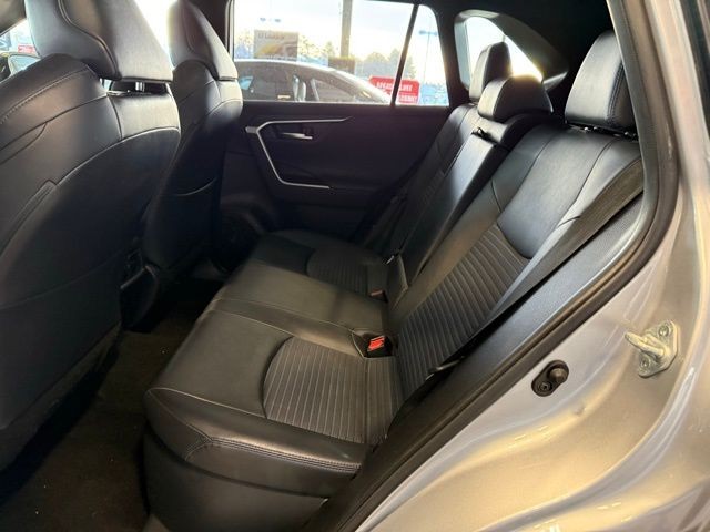 Toyota RAV4 Hybrid Vehicle Full-screen Gallery Image 22