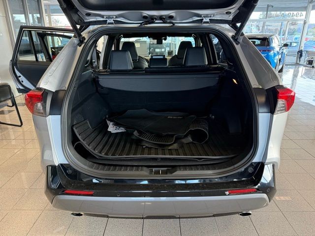 Toyota RAV4 Hybrid Vehicle Full-screen Gallery Image 23