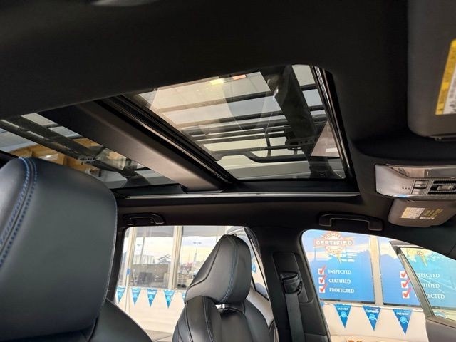 Toyota RAV4 Hybrid Vehicle Full-screen Gallery Image 28