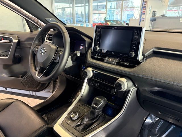 Toyota RAV4 Hybrid Vehicle Full-screen Gallery Image 29