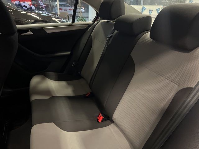 Volkswagen Jetta Vehicle Full-screen Gallery Image 14