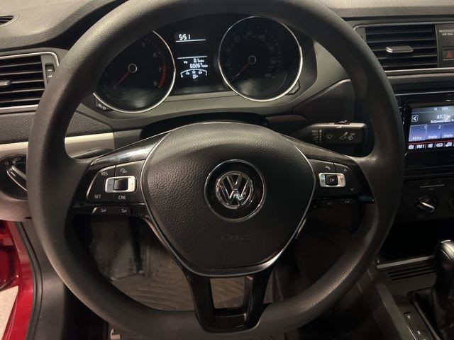 Volkswagen Jetta Vehicle Full-screen Gallery Image 16