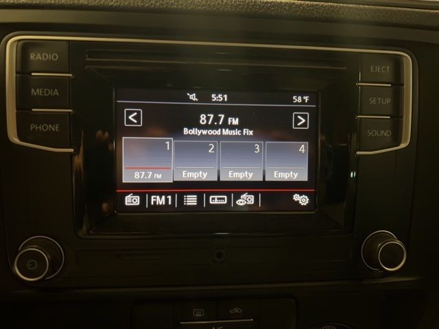 Volkswagen Jetta Vehicle Full-screen Gallery Image 20