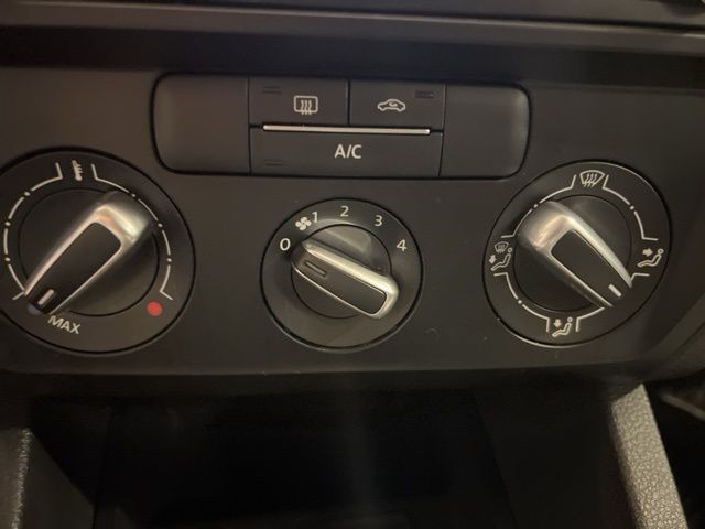 Volkswagen Jetta Vehicle Full-screen Gallery Image 22