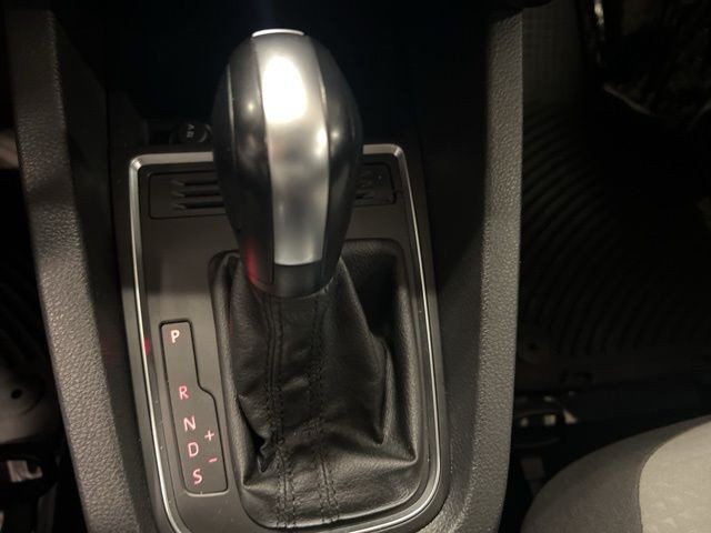 Volkswagen Jetta Vehicle Full-screen Gallery Image 23