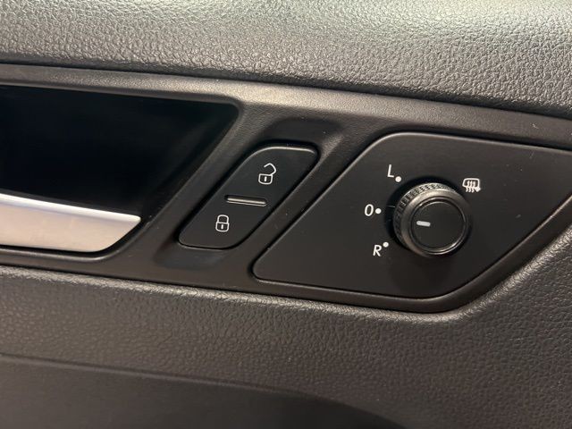 Volkswagen Jetta Vehicle Full-screen Gallery Image 24