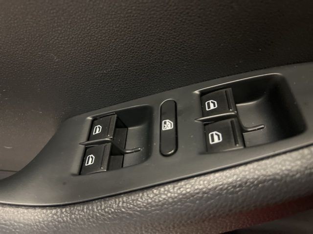 Volkswagen Jetta Vehicle Full-screen Gallery Image 25