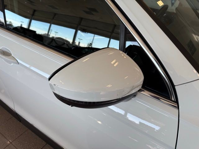 Volkswagen Tiguan Vehicle Full-screen Gallery Image 11