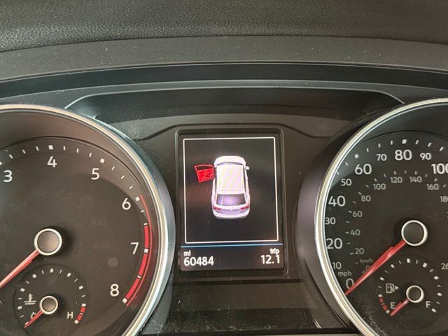 Volkswagen Tiguan Vehicle Full-screen Gallery Image 12