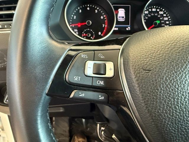 Volkswagen Tiguan Vehicle Full-screen Gallery Image 18