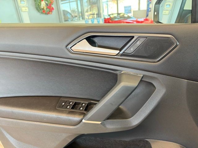 Volkswagen Tiguan Vehicle Full-screen Gallery Image 19