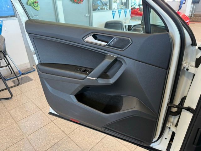 Volkswagen Tiguan Vehicle Full-screen Gallery Image 20