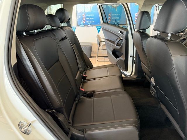 Volkswagen Tiguan Vehicle Full-screen Gallery Image 23