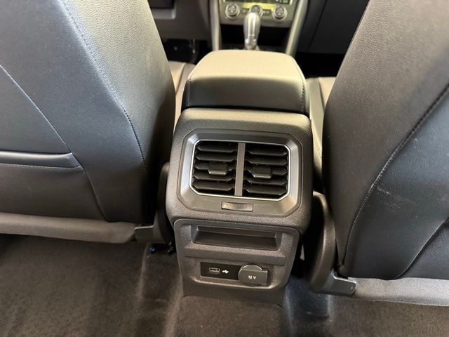 Volkswagen Tiguan Vehicle Full-screen Gallery Image 24