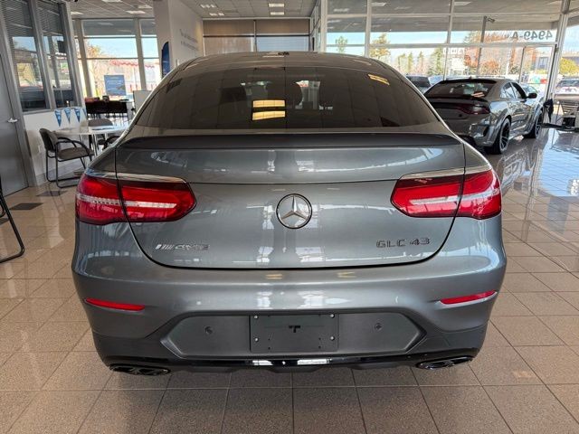 Mercedes-Benz GLC Vehicle Full-screen Gallery Image 04