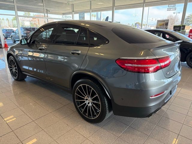 Mercedes-Benz GLC Vehicle Full-screen Gallery Image 05