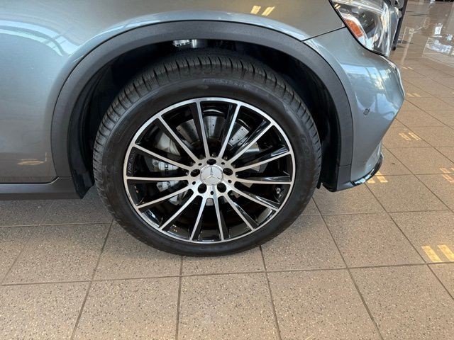 Mercedes-Benz GLC Vehicle Full-screen Gallery Image 10