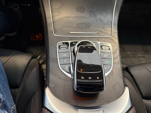 Mercedes-Benz GLC Vehicle Full-screen Gallery Image 16