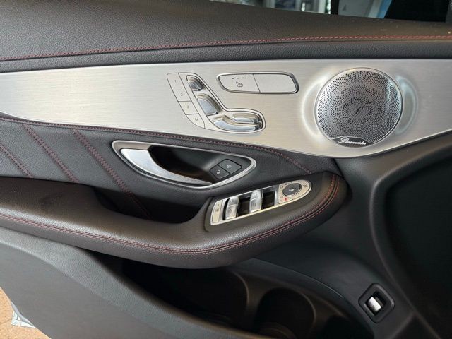 Mercedes-Benz GLC Vehicle Full-screen Gallery Image 19