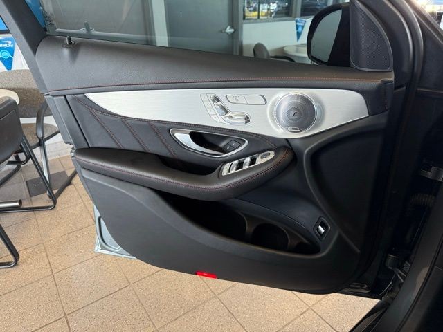 Mercedes-Benz GLC Vehicle Full-screen Gallery Image 20