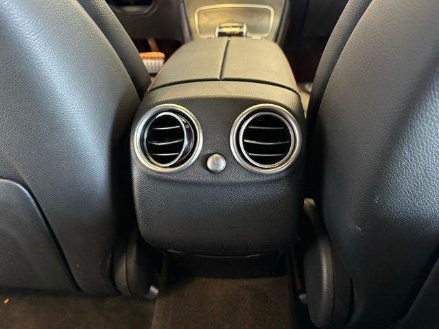 Mercedes-Benz GLC Vehicle Full-screen Gallery Image 24