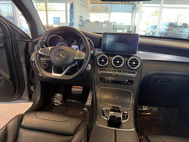 Mercedes-Benz GLC Vehicle Full-screen Gallery Image 25