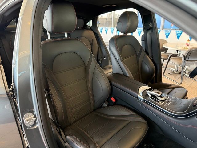 Mercedes-Benz GLC Vehicle Full-screen Gallery Image 26