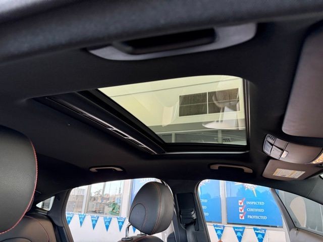 Mercedes-Benz GLC Vehicle Full-screen Gallery Image 27