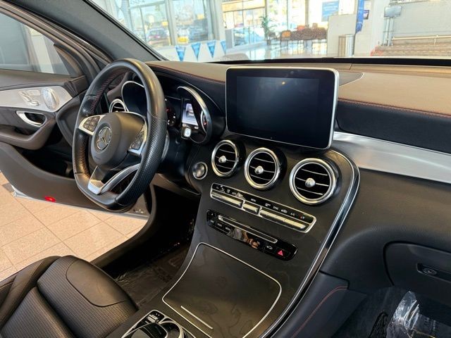 Mercedes-Benz GLC Vehicle Full-screen Gallery Image 28