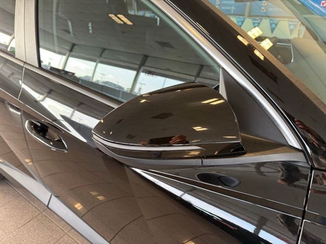 Hyundai Tucson Hybrid Vehicle Full-screen Gallery Image 11