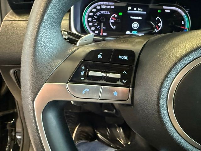 Hyundai Tucson Hybrid Vehicle Full-screen Gallery Image 18