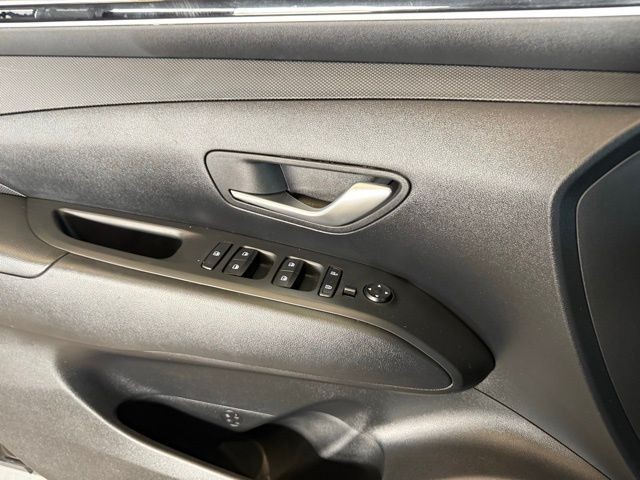 Hyundai Tucson Hybrid Vehicle Full-screen Gallery Image 19