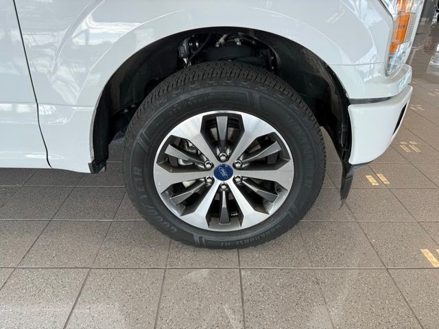 Ford F-150 Vehicle Full-screen Gallery Image 11