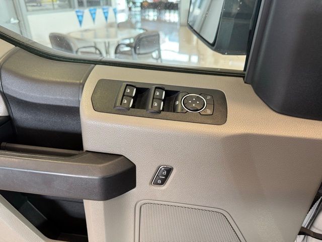 Ford F-150 Vehicle Full-screen Gallery Image 18