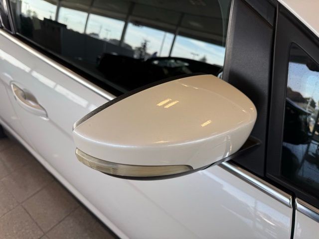 Ford C-Max Energi Vehicle Full-screen Gallery Image 11